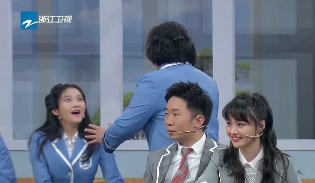 关晓彤跟|关晓彤笑场《王牌对王牌》与郑爽对唱时憋笑,被吐槽不礼貌