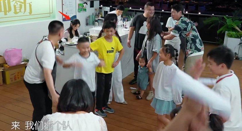  中餐厅|赵丽颖《中餐厅》镜头太少？力捧自家艺人李浩菲，引起粉丝不满