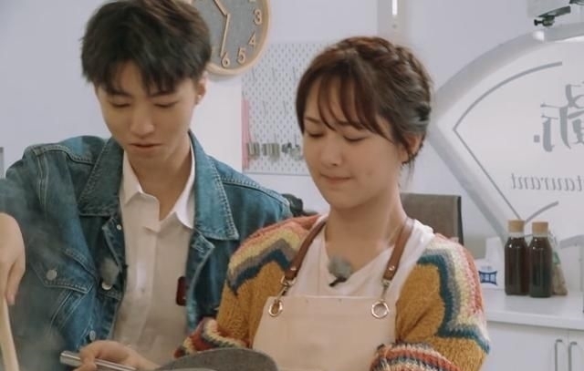 洗碗|《中餐厅》后遗症?黄晓明做客蘑菇屋,全程低头洗碗像服务员!