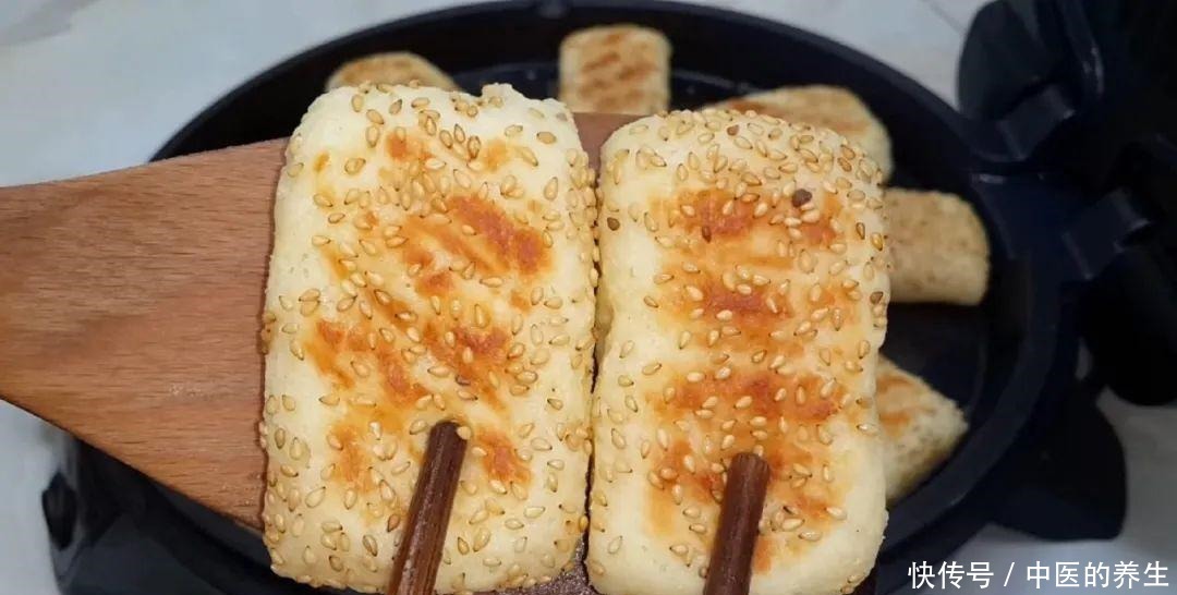  松软|烧饼这做法才简单，加2个鸡蛋，个个松软香甜，比鸡蛋饼面包好吃