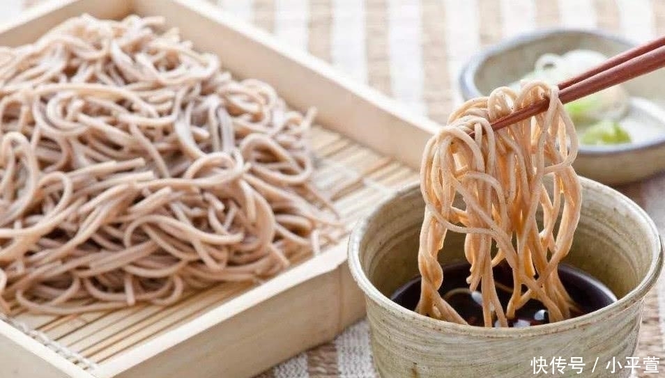 挑战|日本“大胃王”挑战吃600碗面,可端上桌后,很多人都笑了