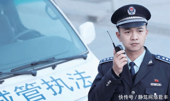 门口|一位老爷子赖在城管大队门口不走，众人细心劝说，老爷子感动不已