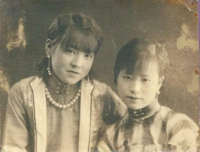 浪漫|妹妹先出嫁，姐姐忌恨找个好人家，等自己出嫁，却憎恨丈夫太浪漫