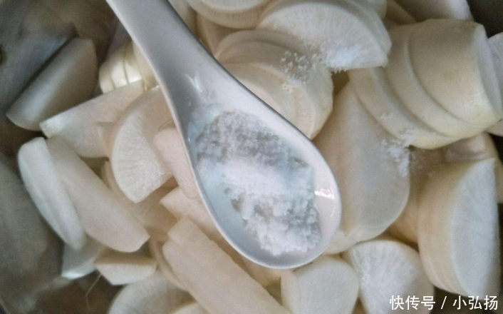  腌制|腌制酸萝卜时应该加开水还是生水？很多人用错了，难怪萝卜会发臭