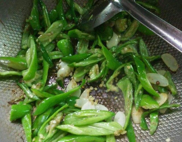 油腻|炒茄子时,先放油是不太对的,教你一招, 茄子不油腻不发黑