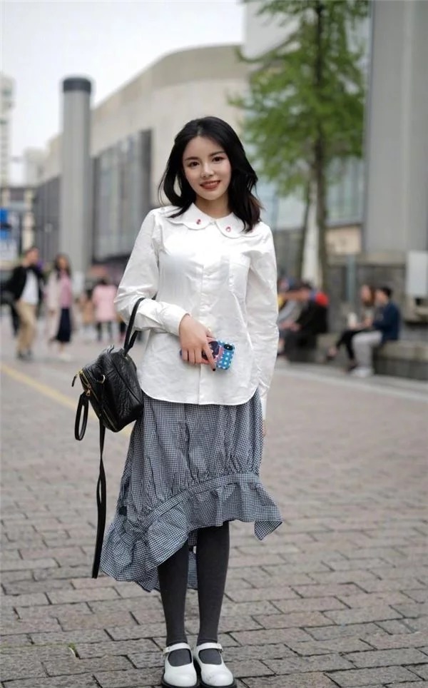 黑色|街拍:美女黑色的短袖配上短裙出行,清新又亮丽,笑容甜美可爱