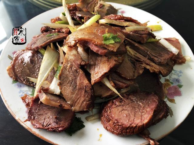  爷爷|爷爷生日，菜刚端上桌嫂子坐下就吃，姑姑停！老人还没动筷子