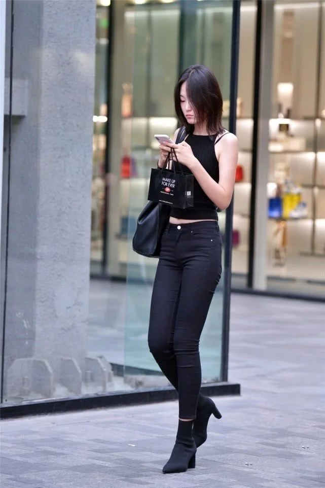 身材|街拍:身材好颜值高的时尚美女,阔腿牛仔裤潇洒帅气