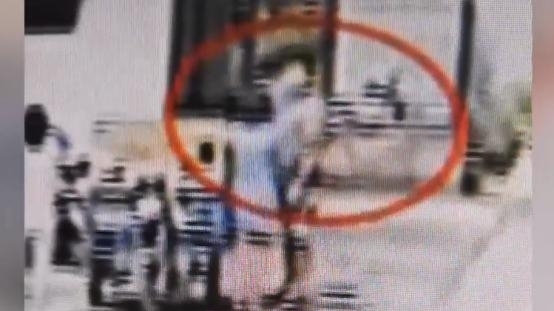 一个巴掌拍不响|女子被快递员当街扇耳光，只因寄件问题，快递负责人：一个巴掌拍不响