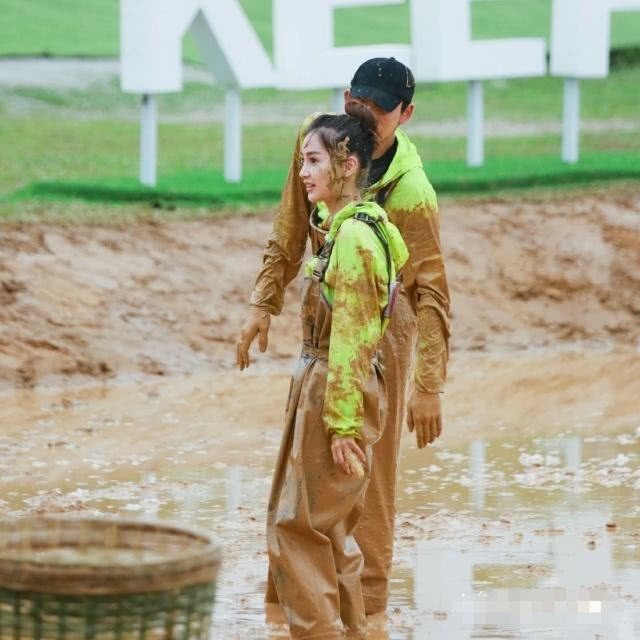 名牌|跑男团泥塘开玩“撕名牌”baby黄泥满脸依旧美貌无双引人注目