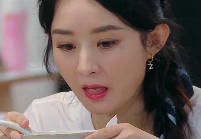 一目了然|赵丽颖李浩菲吃面条,看清两人的吃相,女明星和艺人差距一目了然