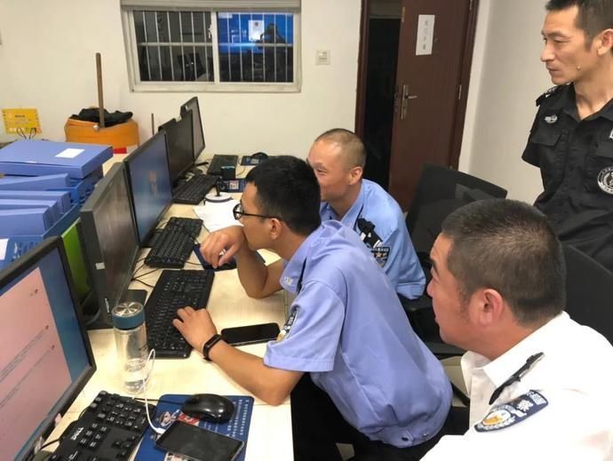 出警|谁敢叫“白衬衣”一起出警二级高级警长默默系上武装带……还把在逃人员抓了回来