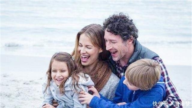 年后|“冻龄老爸”晒和女儿合照,10年后女儿已亭亭玉立,他却越发年轻