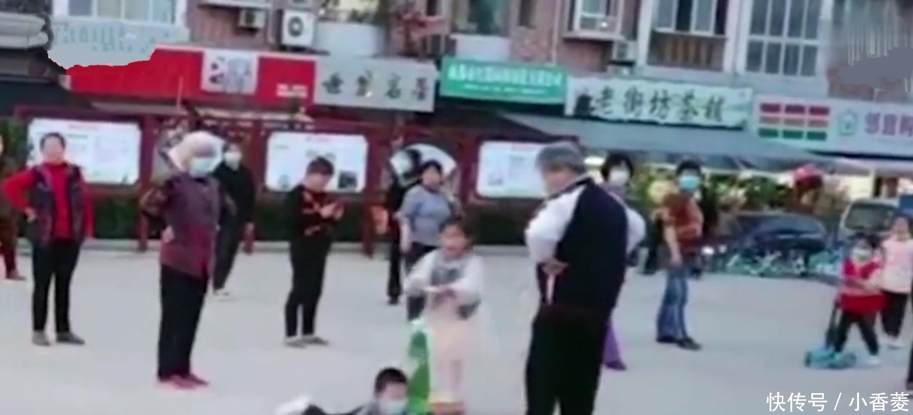大妈|故意绊倒骑车儿童的广场舞大妈，年轻时就不是什么好人！