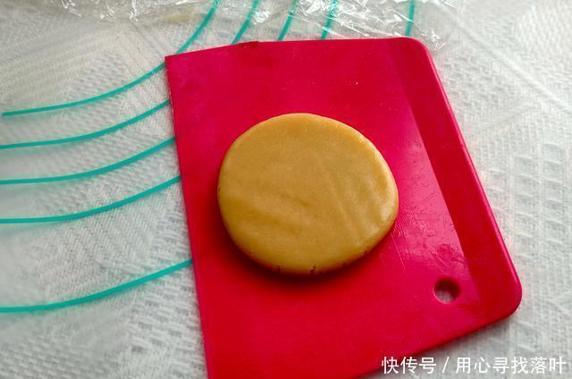 少许|月饼中的“小王牌”，「广式豆沙月饼」