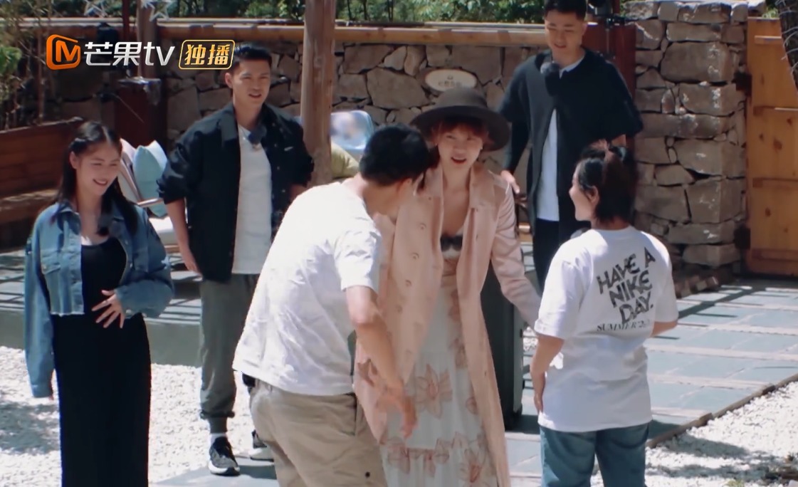  说出|41岁李艾穿吊带裙，故意在孕妇面前秀身材，说出原因却很暖心