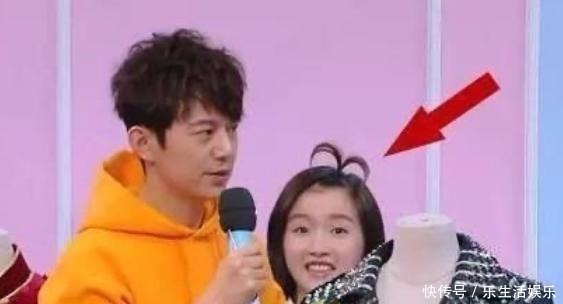 全程|《快本》最“讨厌”女主持,全程粘在何炅身上,还背靠背求安慰