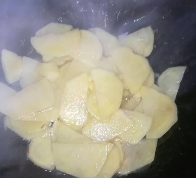 老干妈豆豉|豉香土豆片,辛辣的食物,一次两碗米饭