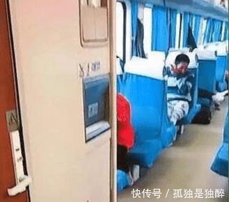火车|网传俩女孩占火车过道铺床照片, 12306 过道不能占用！