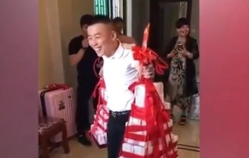 贫穷|土豪丈母娘让新郎挑一担钱当嫁妆，果然是贫穷限制了我的想象力
