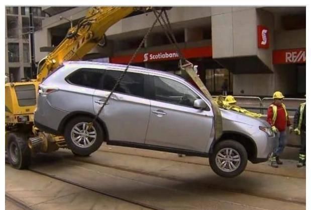 导航|女司机跟着导航认真开车,结果进了电轨道差点酿大祸