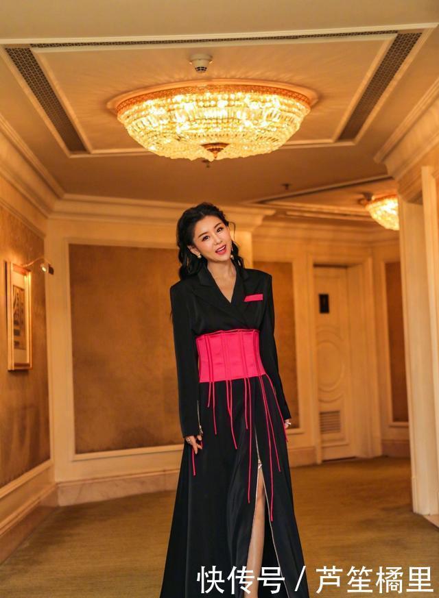 旗袍|李小萌气质真惊艳,开叉改良旗袍凹出“花瓶身材”,王雷娶到宝了