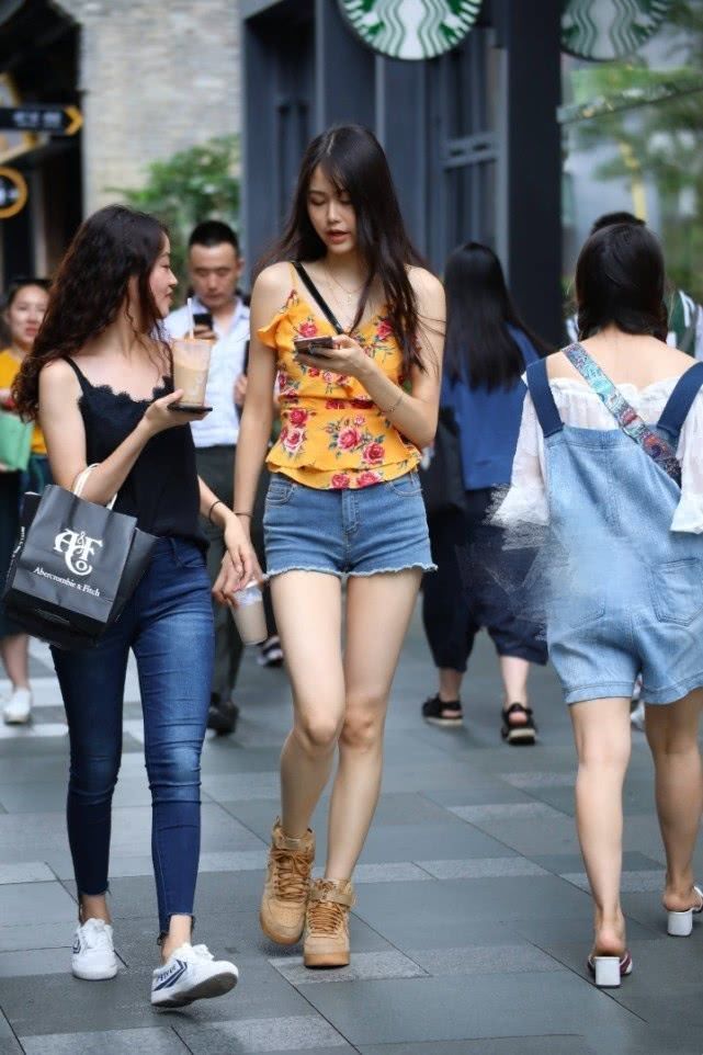 小美女|街拍：天生丽质的小美女，白色上衣配百褶裙，女神范十足