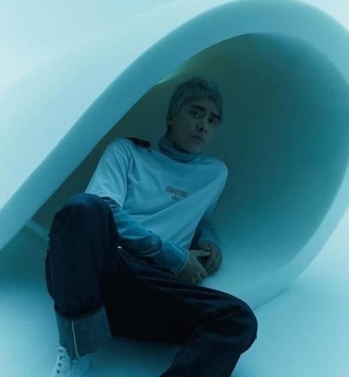 突破|李易峰6月刊突破自我!银发造型+雀斑妆太扎眼,秒变漫画少年?