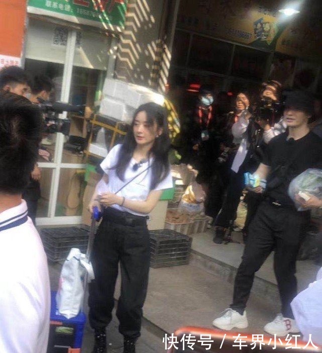 画面|赵丽颖买菜拿笔记账,黄晓明抢她手里的帆布包,两人画面太欢乐