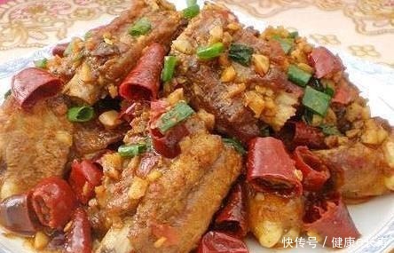 锅里|美食推荐麻辣排骨、茭白炒鸡米、莴笋炒肉片、蒜苗豆腐的做法