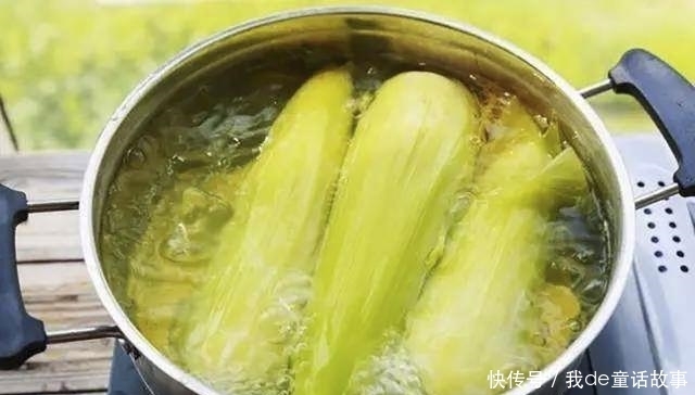 放上|煮玉米时,记着别用清水直接煮,放上2样料,玉米软糯又香甜