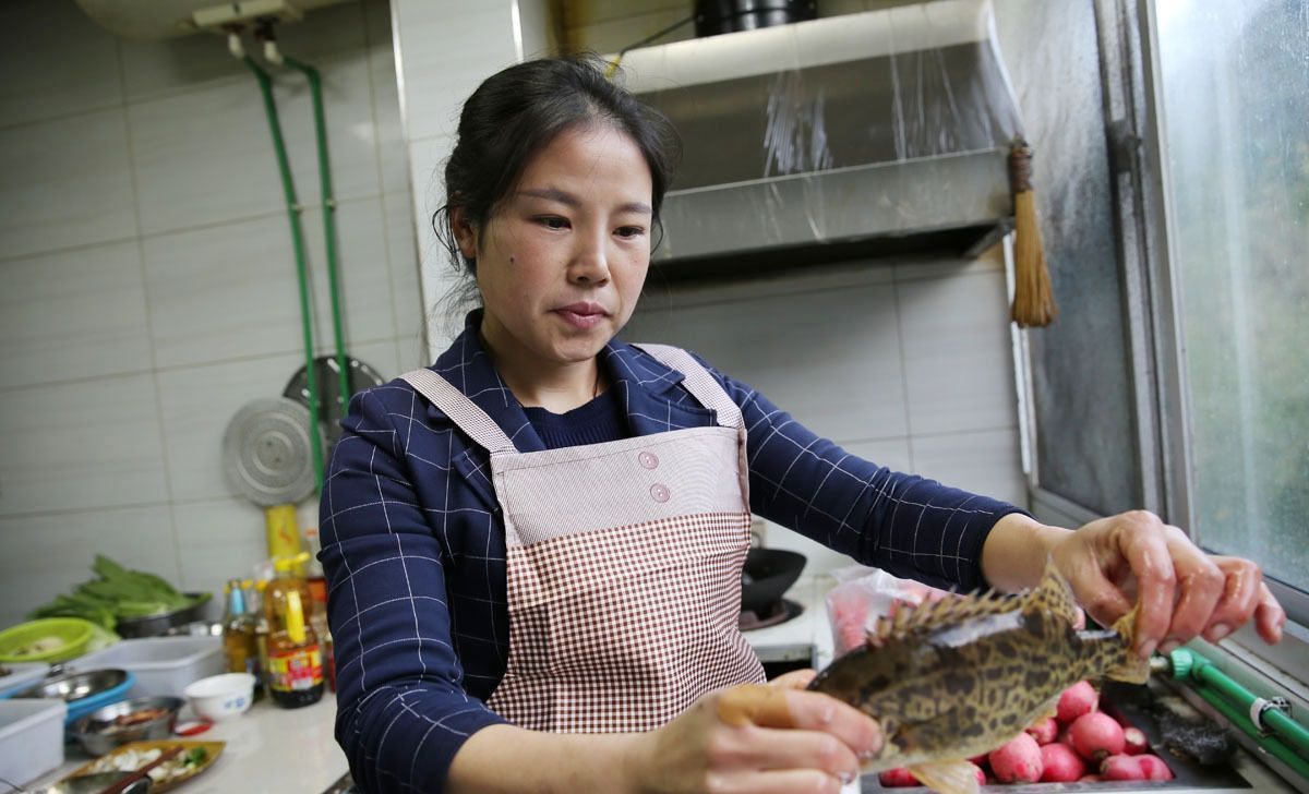 小镇|85后美女厨娘，选食材很挑剔，小镇上的人都爱吃她做的家常菜