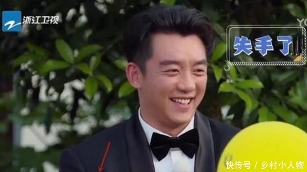 郑恺|郭麒麟郑恺同行业购物,两人称呼服务员不同,网友:学历差距太大