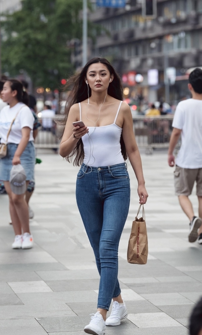 小白鞋|路人街拍：锁骨小姐姐好简洁的穿搭，吊带和小白鞋给人纯洁的感觉