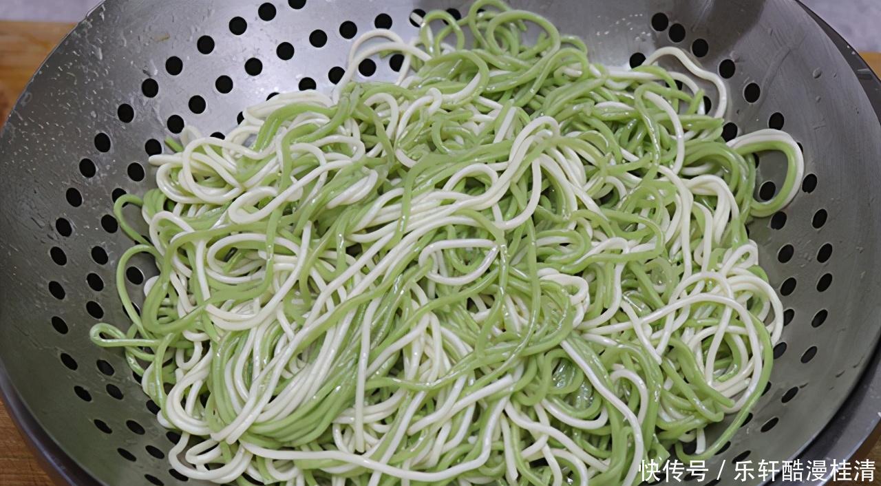  口感|手把手教你在家做炒面，分享两个技巧，面条不粘锅不起坨很有口感