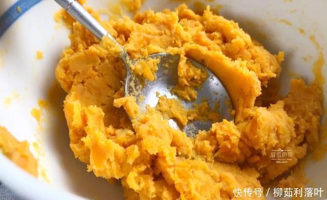 饺子皮|一个红薯,几张饺子皮,这样做香酥可口能拉丝,孩子超爱吃!