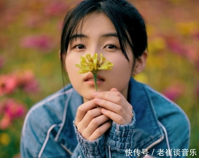 向往的生活|何炅将剩牛奶递给张子枫喝,她接过牛奶的反应亮了,暴露真实性格