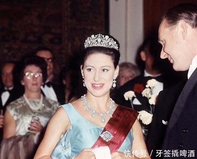 戴着|英女王妹妹的华美皇冠,各个价值连城,有一顶绿松石皇冠不知去向