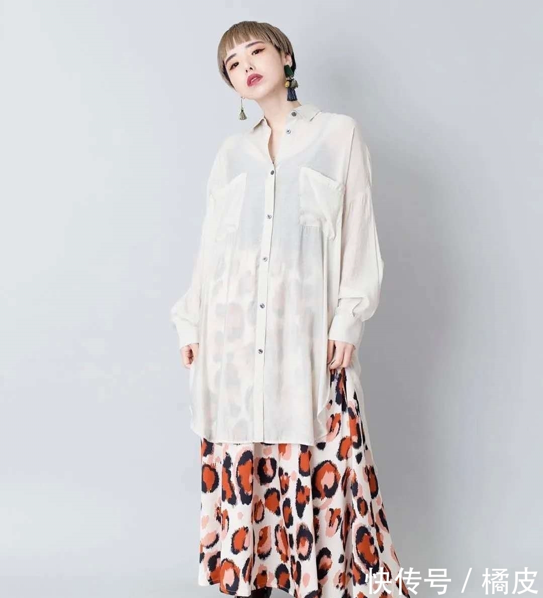 早秋|为什么日本女人都喜欢穿“透视衬衫”?夏末早秋的时髦,全靠它撑