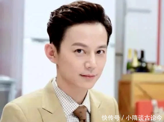 失控|节目录制失控,何炅愤怒离席,成龙一脚踹向主持人,网友直呼解气