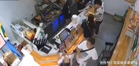  警方|12岁女孩奶茶店内无故被男子一掌扇飞！警方通报来了