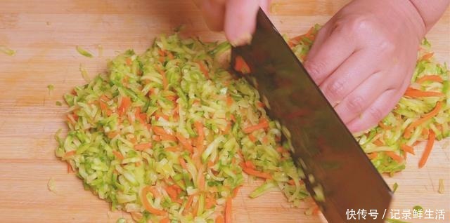 馒头|西葫芦别炒着吃了,试试这种新吃法,比包子馒头简单还好吃,解馋