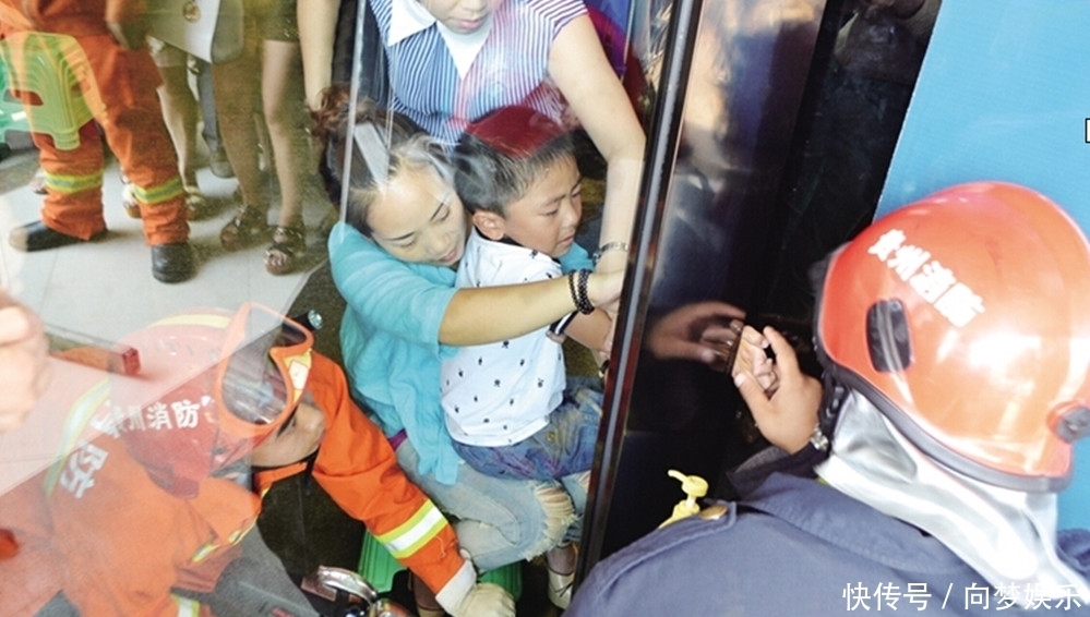  半空中|熊孩子图省事钻道闸栏杆，不料被吊起来，半空中满脸“生无可恋”