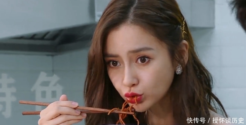  挑战|跑男挑战怪味拌面，看到李晨帮baby夹了多少，确定是给女生吃的？