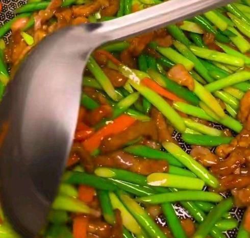  蒜薹炒肉|炒蒜苔直接下锅就“废”了多加1步，蒜苔香嫩翠绿还入味