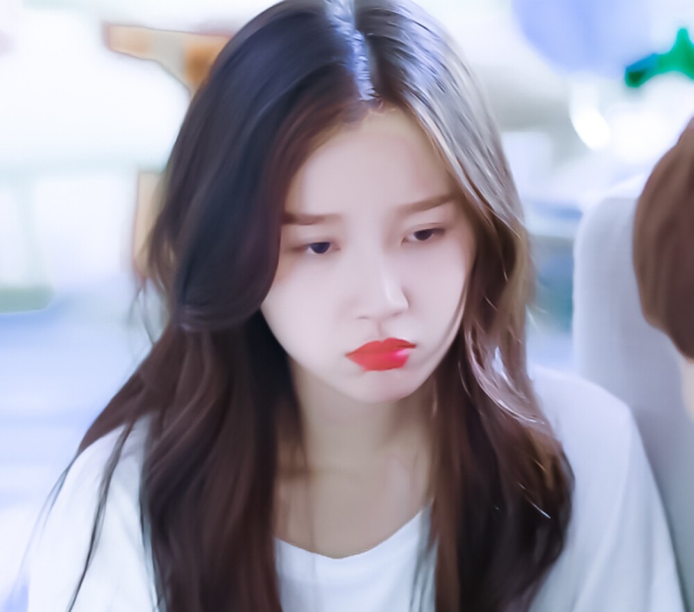 疑在|极挑工作人员夸杨超越可爱不做作,疑在内涵虞书欣,行为有点low