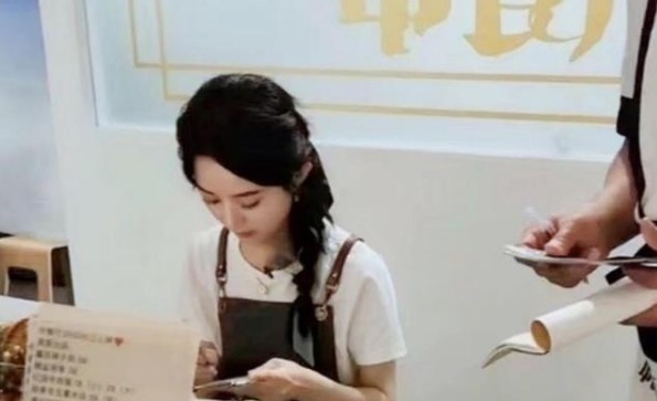 赵丽颖|同是担任前台小妹,赵丽颖与杨紫的待遇却不同,节目组有点偏心啦