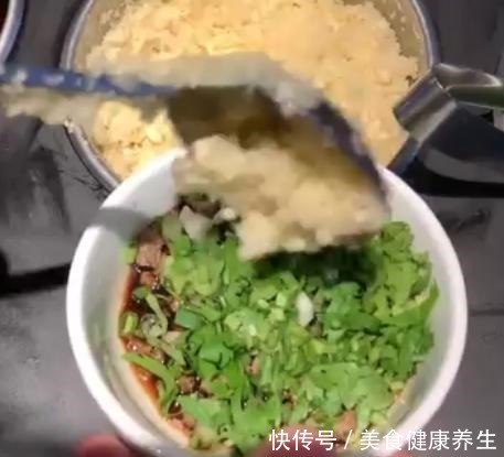 吃货|顾客用海底捞的“免费”牛肉粒,做酸辣粉,却被吐槽吃货没下线