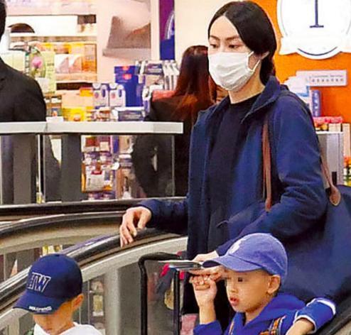 李泽楷|梁洛施帮朋友带娃满心欢喜,李泽楷前任为孩子吃饭,耐心又温柔