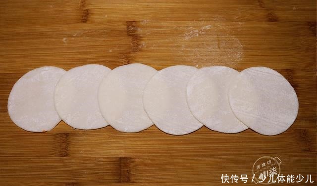 张剩|6张剩饺子皮,一把葱花,简单一做,外酥里软,全家人抢着吃